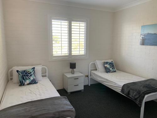 Sunny, 2-bedroom apartment with pool, 200m from Caseys beach