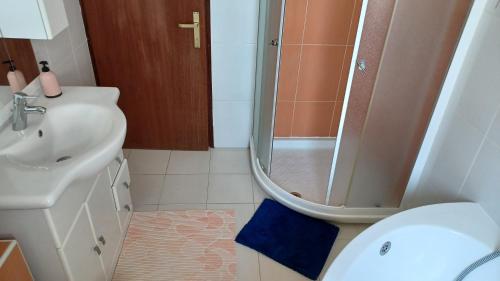 2 bedrooms, 3 beds