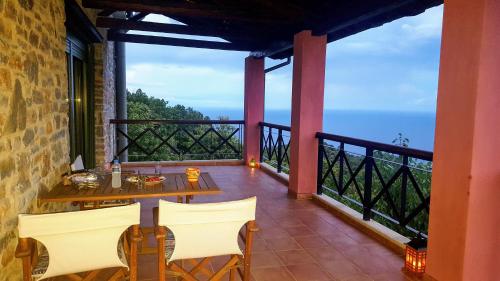 Villa Sklithro in the heart of the forest with magnificent view of the sea just 10 minutes from it