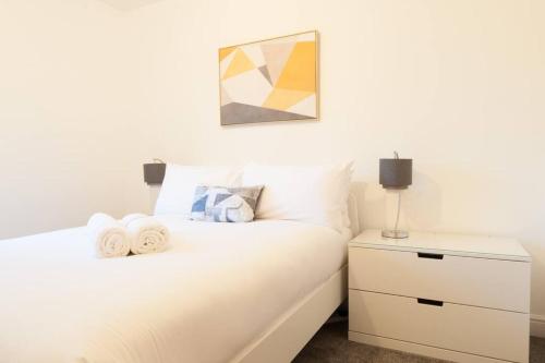 *NEW* Central Derby Apt, with Parking - Sleeps 6