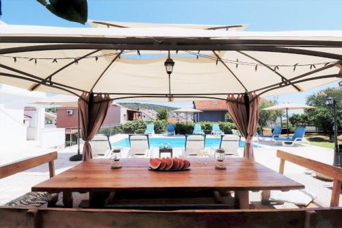 Villa Mendula Trogir - Luxury villa by the beach - heated pool - lush green garden