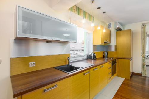 Seaside Apartment with Parking & AC - 150 m to the Beach by Noclegi Renters - image 5