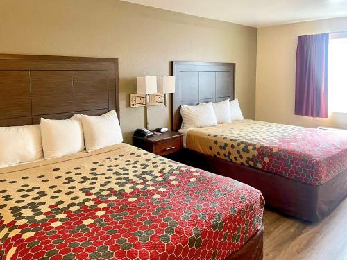 Econo Lodge Inn & Suites Corning