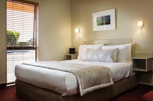 1 queen bed, 1 sofa bed
