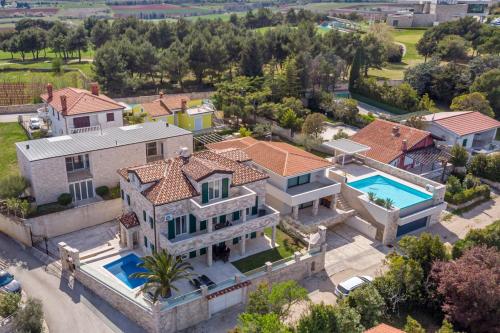 Villa Milena with Pool and Sea View - Accommodation - Crveni Vrh