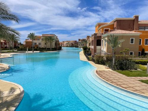 สระว่ายน้ำ, Marassi North Coast Villa Verdi with Garden in เอล อลาเมียน