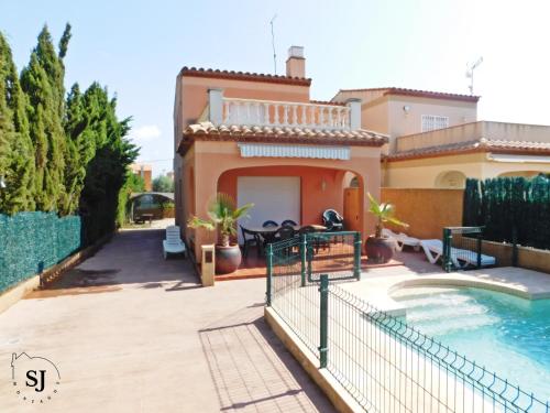  Agradable casa con piscina en Les Tres Cales, Pension in Les tres Cales