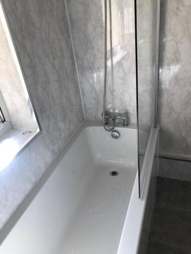 Modern 2 bed sleep 5 close to Anfield Stadium photo