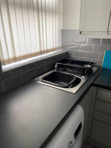 Modern 2 bed sleep 5 close to Anfield Stadium photo