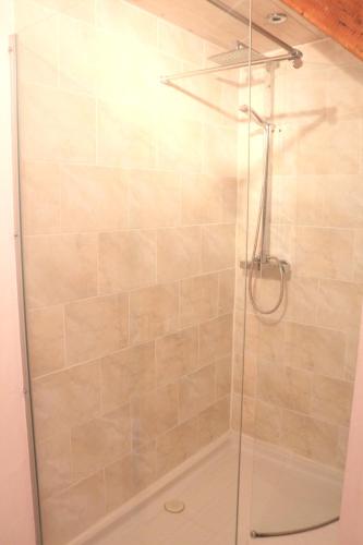 Fürdőszoba, Maison charmante avec piscine partagée à Nehou (Maison charmante avec piscine partagee a Nehou) in Saint-Sauveur-le-Vicomte