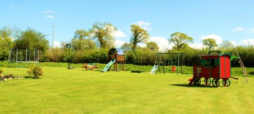 Kert, Maison charmante avec piscine partagée à Nehou (Maison charmante avec piscine partagee a Nehou) in Saint-Sauveur-le-Vicomte