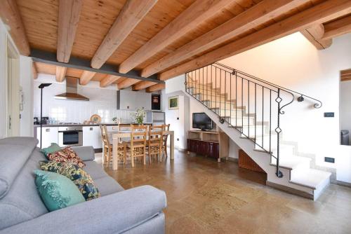 . GuestHost - Calaone Wonderful Duplex Apartment con parcheggio x4