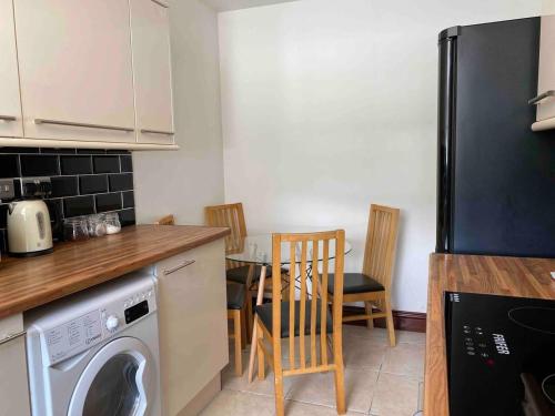 Cosy 2 Bed Flat 1 in Swansea - Home away from Home