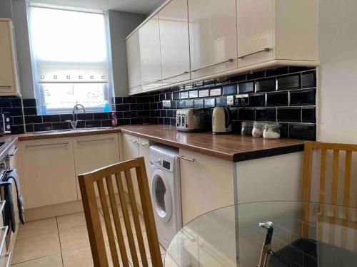 Cosy 2 Bed Flat 1 in Swansea - Home away from Home