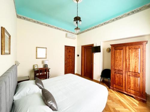Standard Double Room image 10