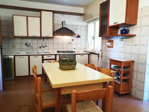 Cocina, Casa de 110 m² en Sperlonga, con 3 habitación(es) y 2 baño(s) privado(s) (Holiday house for 6 persons near the beach) in Sperlonga