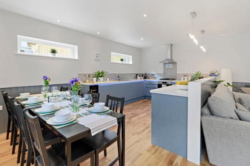 Admirals Place - Contemporary Townhouse With Spacious and Flexible Accommodation