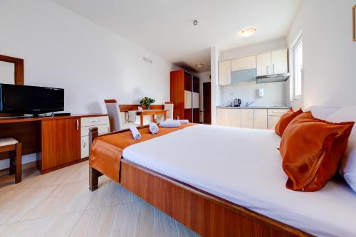 Petrovac Holiday Apartments - image 11