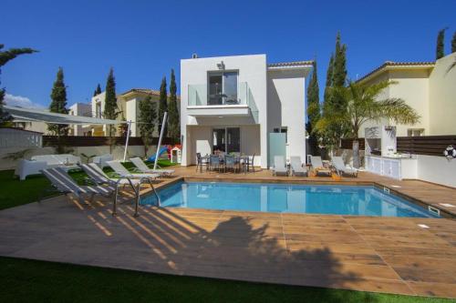 Tsokkos Family Villa - Pool Garden 2' Walk to Beach - image 2
