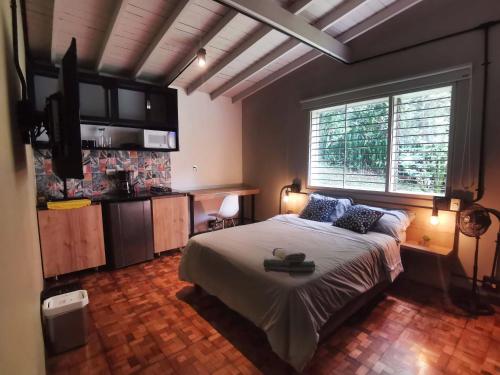 Studio apartment for 2 people in Poblado FRN105 By Roots Rentals