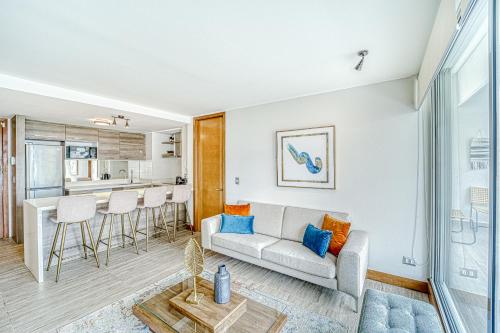 Gold Oasis 2BR w/Pool, Gym & Parking