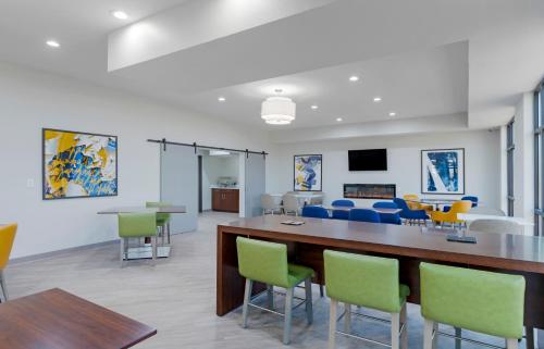 ห้องส่วนกลางสำหรับนั่งเล่น/ดูทีวี, Comfort Inn Detroit - Troy in ทรอย (MI)