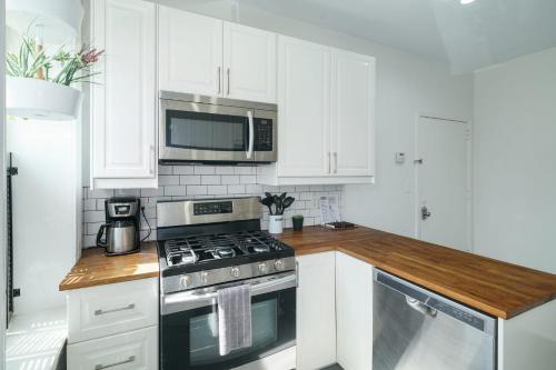 Bright Row House in Manayunk - main image