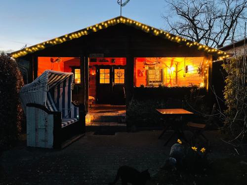 Ostsee Jägerhütte am Waldesrand mit Sauna und Sportgerät