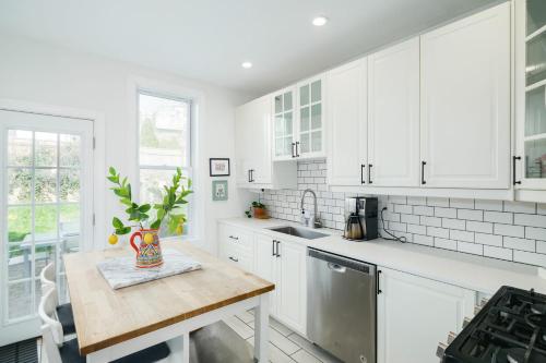 Guest Apartment in Row Home with Backyard Patio - image 6