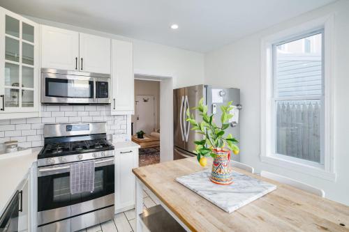 Guest Apartment in Row Home with Backyard Patio - image 7