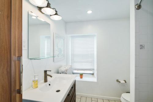 Guest Apartment in Row Home with Backyard Patio - image 12