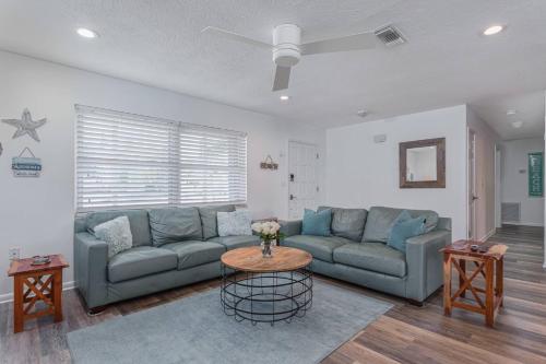 Arlington Park Beautifully Renovated Home - image 9