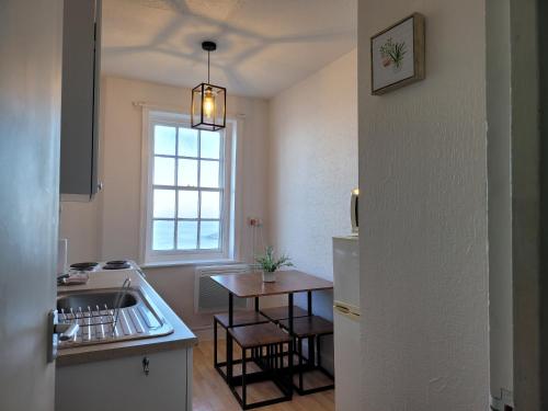 Kitchen, Sea View flat 4 fast WIFI & FREE parking in Scarborough