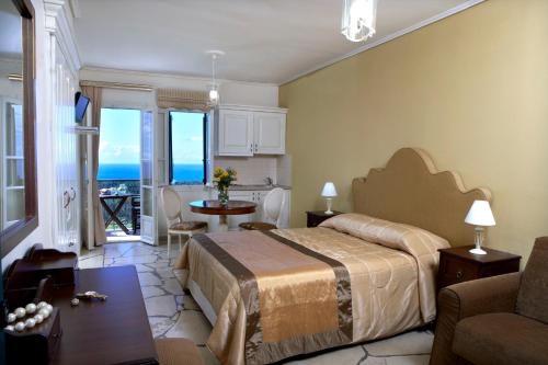 Dafnoudi Hotel Apartments Set in a prime location of Kefalonia, Dafnoudi Hotel Apartments puts everything the city has to offer just outside your doorstep. The hotel offers a wide range of amenities and perks to ensure you hav