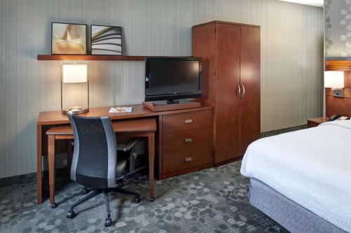 Guestroom King with Sofa Bed