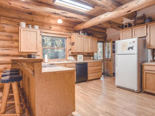 Bear Den Log Cabin - Meredith Lodging in Mt Hood Village (OR)