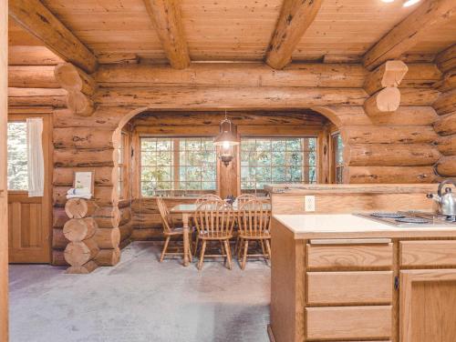 Bear Den Log Cabin - Meredith Lodging in Mt Hood Village (OR)