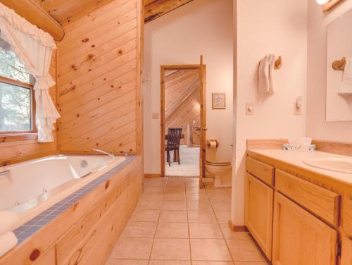 Bear Den Log Cabin - Meredith Lodging in Mt Hood Village (OR)