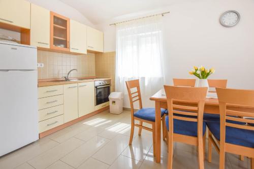 One-Bedroom Apartment image 8