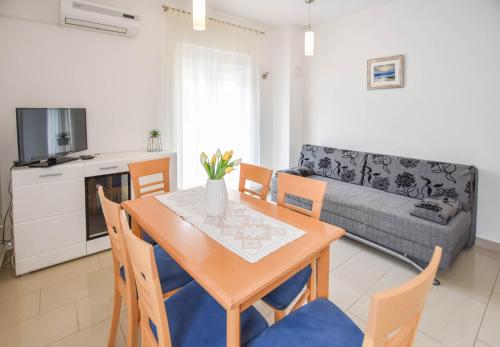 One-Bedroom Apartment image 7