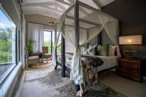 353640688 Safari Moon Luxury Bush Lodge