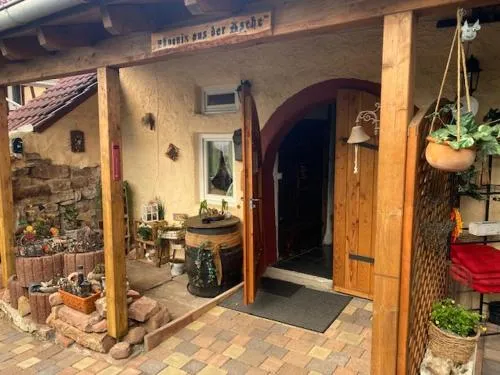 Phönix aus der Asche in Rhodt unter Rietburg, Deutschland