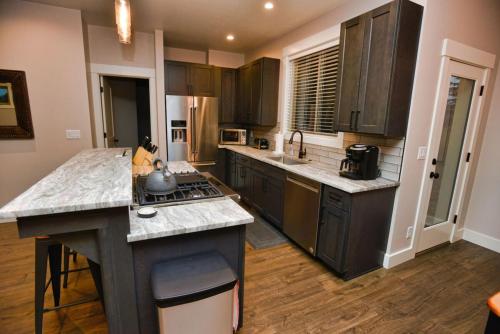 廚房, Home on the Range by Casago McCall - Donerightmanagement in 麥考爾