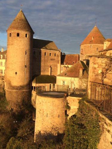 Burgondy Medieval city Studio 3*** gîte à louer Ménétreux