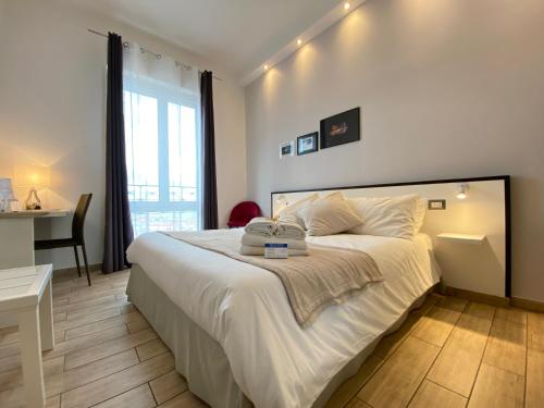 Standard  Double Room image 9