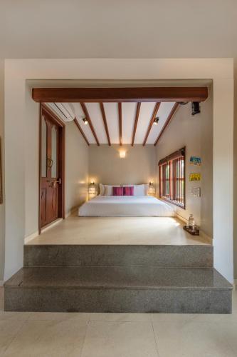 Saffronstays Casa Del Palms, Alibaug - luxury pool villa with chic interiors, alfresco dining and island bar