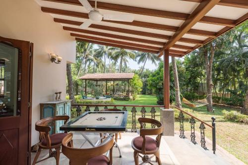 Saffronstays Casa Del Palms, Alibaug - luxury pool villa with chic interiors, alfresco dining and island bar