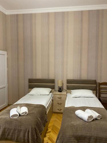 3 twin beds
