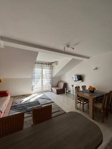 One-Bedroom Apartment image 9
