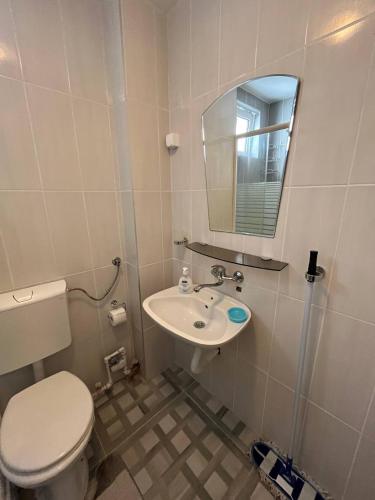 One-Bedroom Apartment image 1